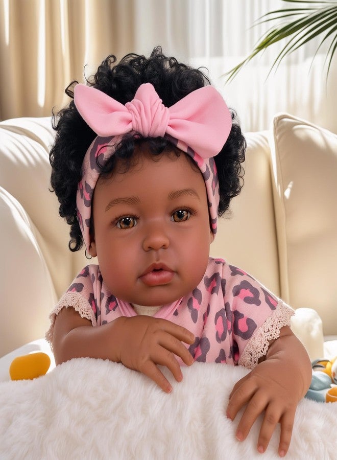 BABESIDE دمية طفلة سوداء واقعية من بيبي سايد، مقاس 20 بوصة، مصنوعة من الفينيل الناعم والقماش، مع مجموعة أدوات تغذية وعلبة هدايا للأطفال من عمر 3 سنوات فما فوق. - Image 4